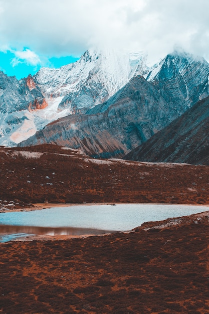 Colorato nella foresta autunnale e nella montagna innevata nella riserva naturale di yading, l'ultimo shangri la