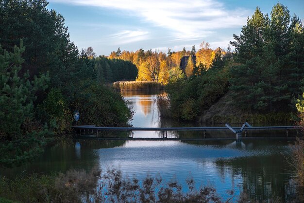 湖と歩道橋のあるカラフルな秋の風景