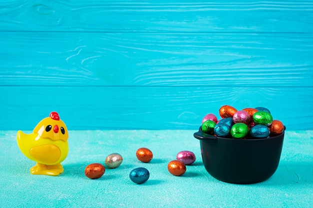 Sfondo colorato di uova di cioccolato di pasqua deliziose uova di cioccolato