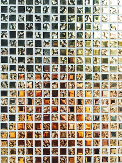 Фото Цветный фон, сделанный из квадратных зеркальных плиток мозаики с гладкой и вихревой текстурой