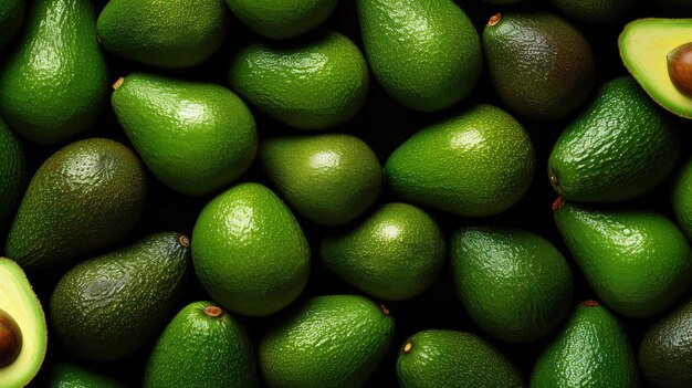 Foto sfondo colorato di avocado maturi vista dall'alto