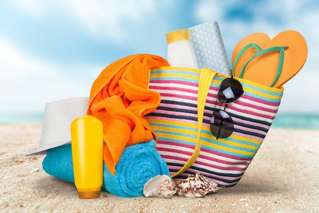 Borsa colorata su summer beach, concetto di viaggio