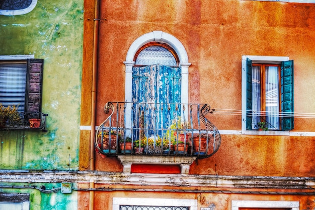 Balcone colorato a venezia italia