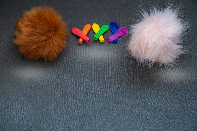 Фото Разноцветные воздушные шары в виде радуги и двух пушистых шариков