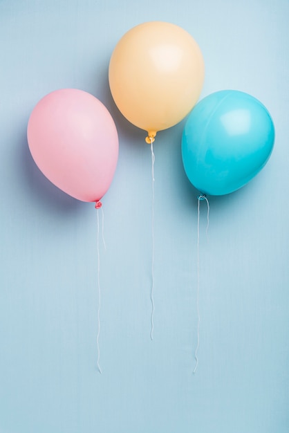 Foto palloncini colorati su sfondo blu con spazio di copia