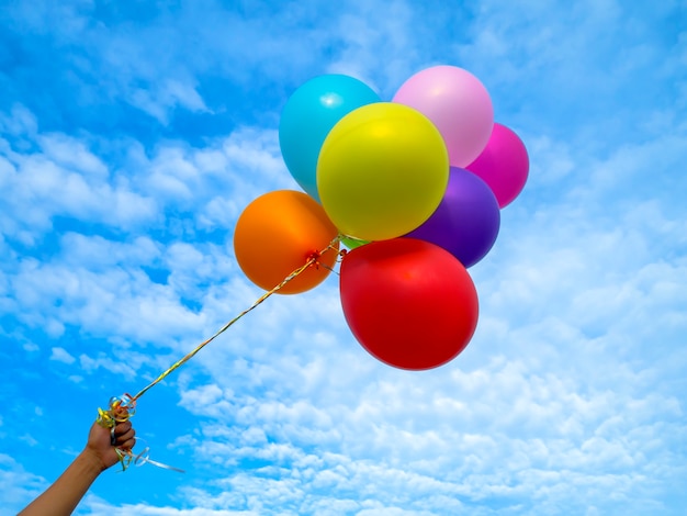 Palloncini colorati su sfondo blu cielo.