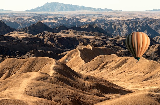 달 계곡 산 아프리카를 비행하는 다채로운 풍선