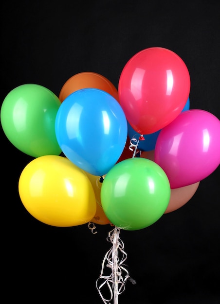 Foto palloncini colorati isolati su nero