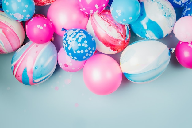 Palloncini colorati su sfondo color pastello. concetto di festa o festa di compleanno. disposizione piana, vista dall'alto.