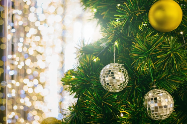 グリーンクリスマスツリーの背景にカラフルなボールクリスマスと新年の装飾