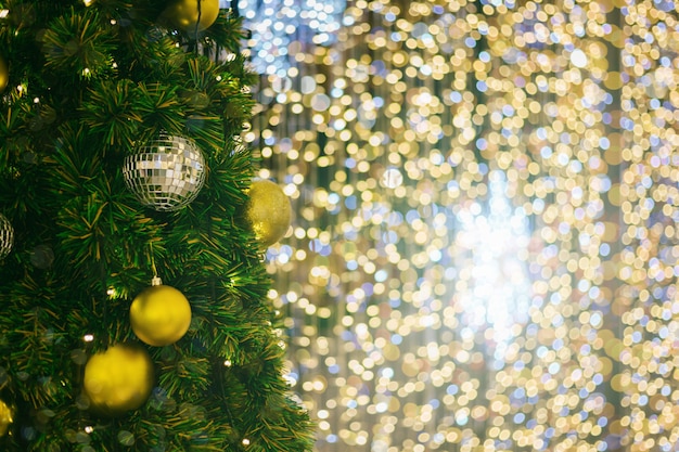 グリーンクリスマスツリーの背景にカラフルなボールクリスマスと新年の装飾