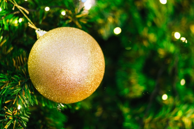 Разноцветные шарики на фоне зеленой елки Украшение на Рождество и Новый год