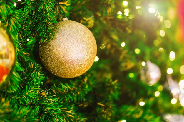 Palline colorate su sfondo verde albero di natale decorazione durante il periodo di natale e capodanno