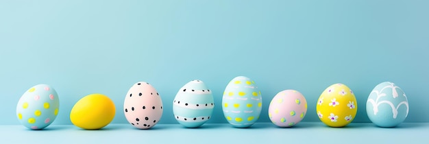 Foto stendardo colorato uovo di pasqua bordo inferiore su uno sfondo di carta blu pastello stendardo copia spazio