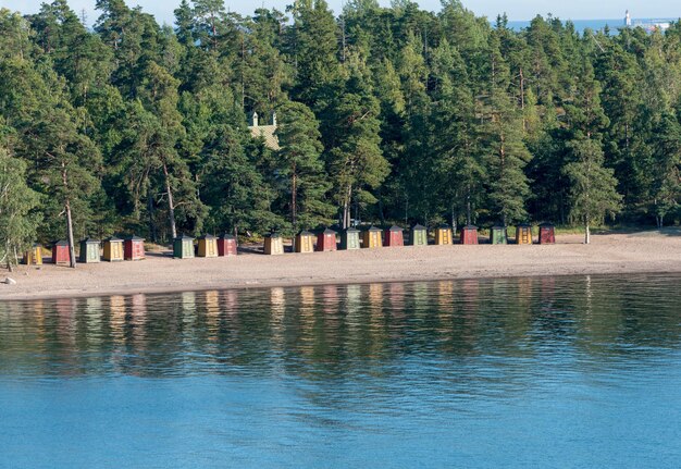 フィンランドのヘルシンキ近くのカラフルなビーチ小屋