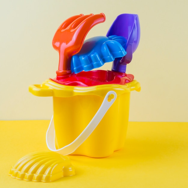 Photo colorful beach toy on colored backdrop