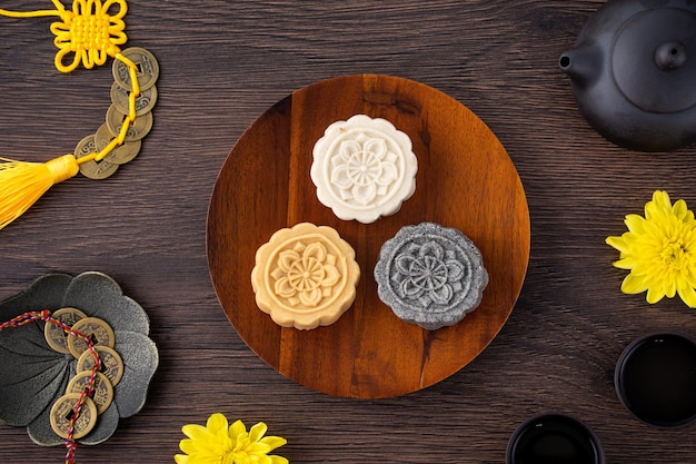 Photo colorful beautiful moon cake mung bean cake champion scholar pastry cake for midautumn festival traditional gourmet dessert snack top view flat lay