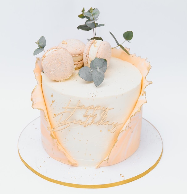 Красочный торт ко дню рождения с золотым баннером с днем рождения