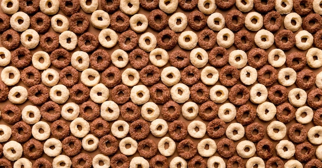 Foto trama di sfondo di cereali colorati e cioccolato nero, vista dall'alto