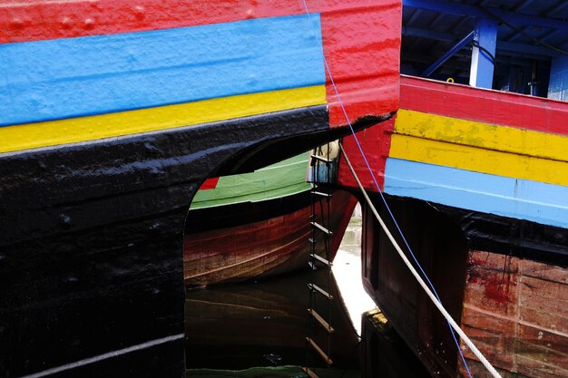 Foto barca colorata nel porto