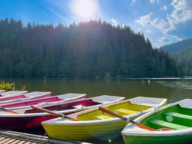 사진 산 의 호수 에 있는 기<unk> 에 있는 다채로운 배 들