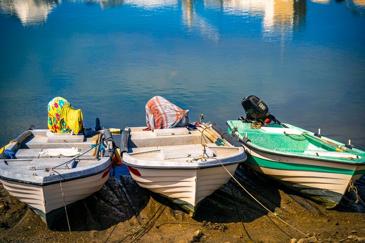 Photo colorful boats in faro city harbour south of portugal