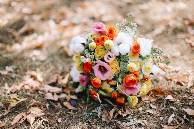 Красочный свадебный букет цветов в стиле бохо на природе