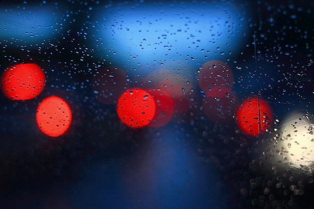 비의 다채로운 보케 빛은 자동차 유리에 떨어진다.