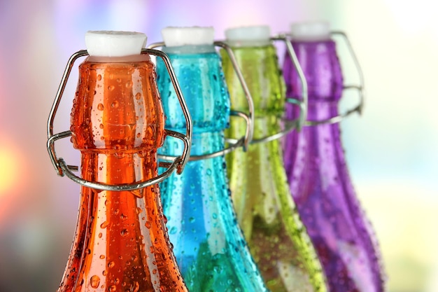 Foto bottiglie colorate su sfondo luminoso