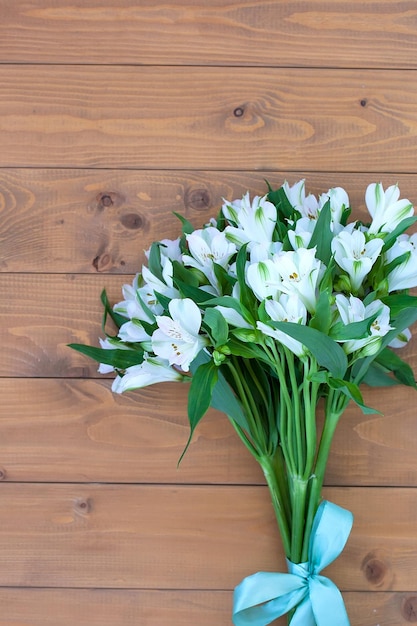 カフェの窓辺の透明な花瓶にカラフルなアルストロメリアの花束 夏の晴れた日にアルストロメリアの花束 アルストロメリアの花束が入った花瓶