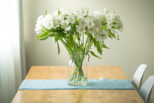 Foto un colorato bouquet di alstroemeria in un vaso trasparente