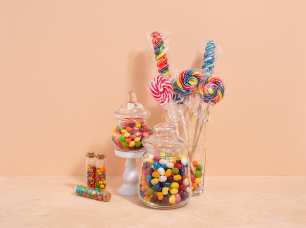 다채롭고 밝은 사탕 lollipops 생일 달한 파티