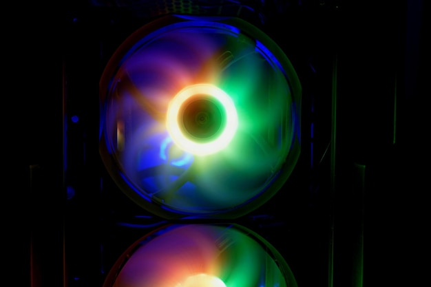 Foto colorato arcobaleno luminoso led rgb pc fan air case cooler telaio del computer concetto di tecnologia di modding di gioco e background it