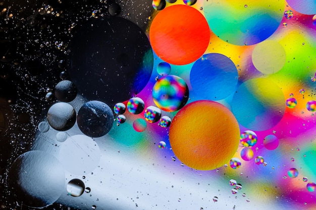 Foto una bolla colorata con gocce d'acqua al suo interno