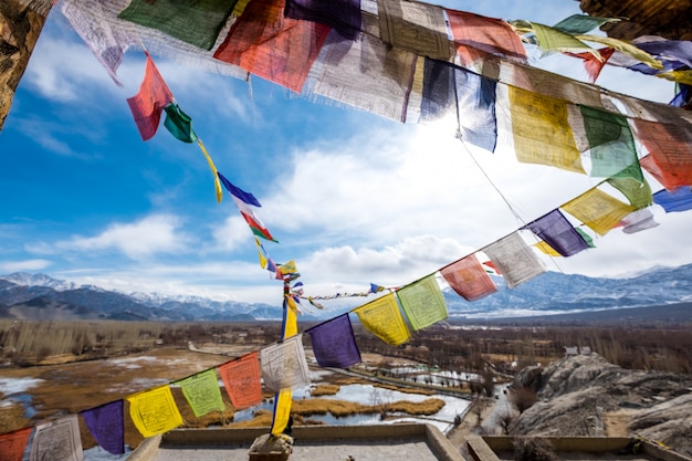 Foto bandiere buddisti variopinte di preghiera sul bello punto di riferimento di leh ladakh della montagna di leh all'india.