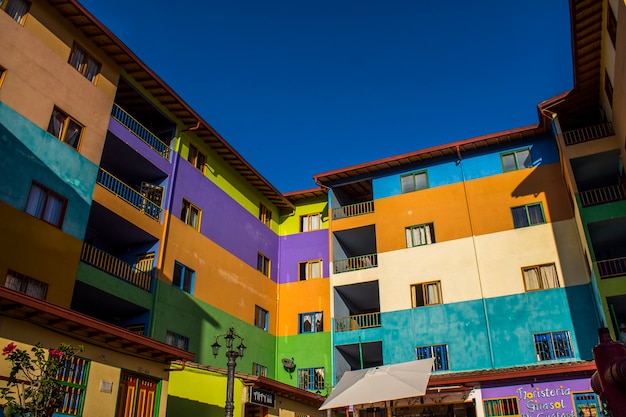 写真 カラフルな建物と青い空の家