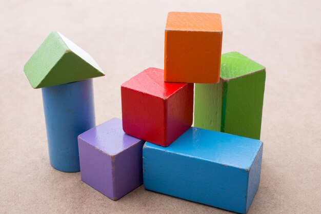 Photo colorful building blocks on brown background