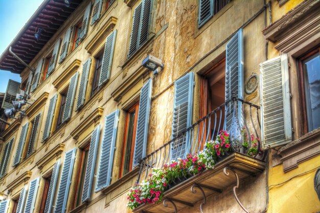 Красочные фасады зданий во Флоренции Италия