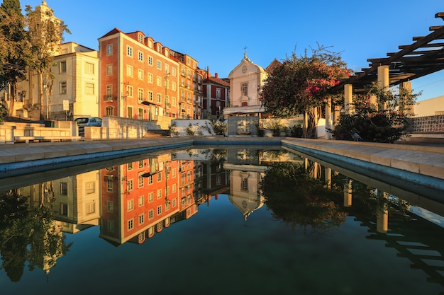 Photo colorful buildings with reflection in alfama - the old town of lisbon, portugal