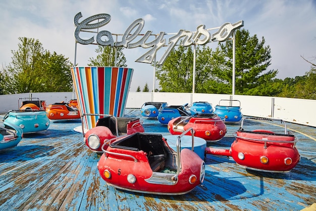 Photo colorful bumper cars at abandoned fun spot amusement park