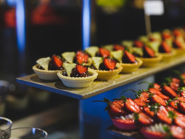 Photo colorful cakes at a hotel buffet