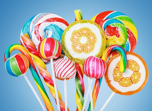 Фото Разноцветные конфеты и сладости на синем фоне
