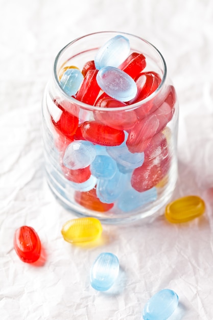 Photo colorful candies in glass jar