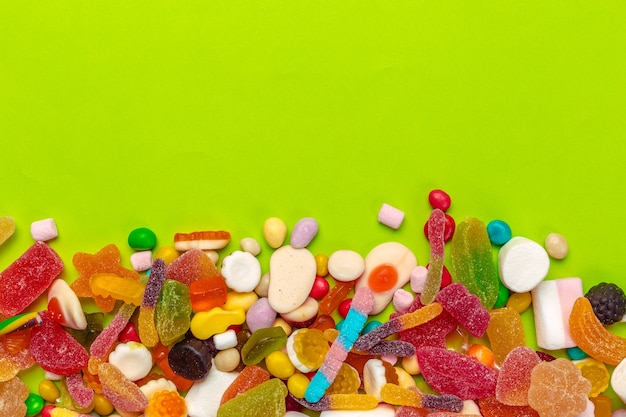 Красочные конфеты на зеленом фоне