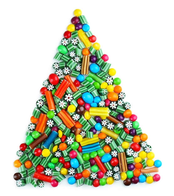 Цветные конфеты в форме треугольника, выделенные на белом