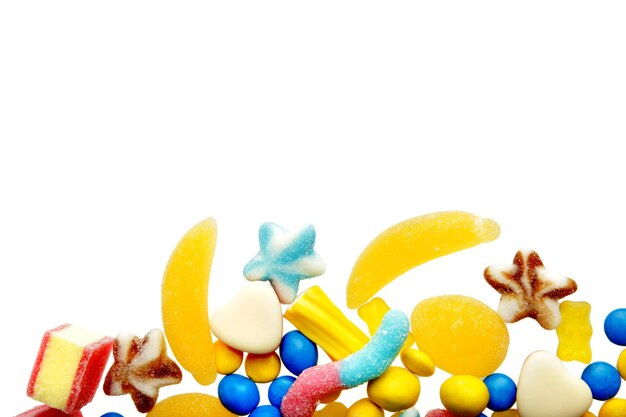 Foto caramelle colorate su sfondo bianco