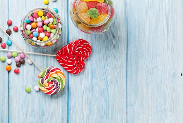 Красочные конфеты на деревянный стол