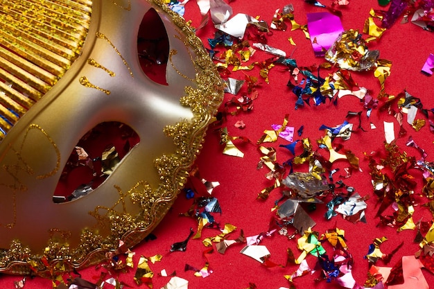 Foto maschera di carnevale colorato sullo sfondo rosso con diversi ornamenti