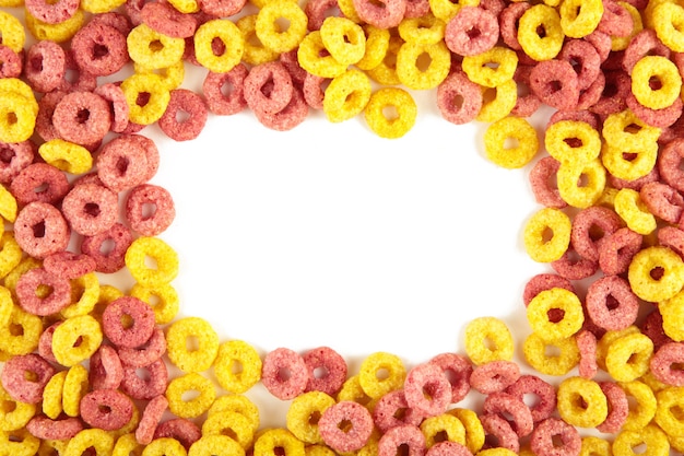 Foto anelli colorati ad anello di cereali, cibo per la colazione isolato su sfondo bianco. vista dall'alto.