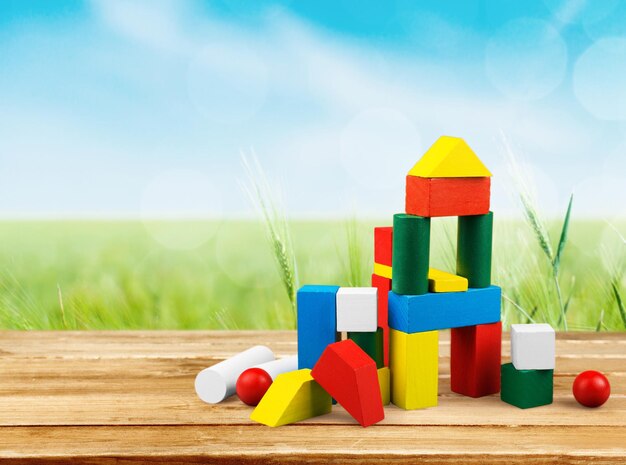 Красочные дети строят кубики на заднем плане